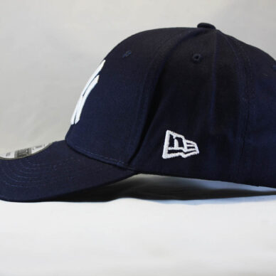 Купить синюю бейсбольную кепку New Era Yankees New York с белым логотипом в Украине