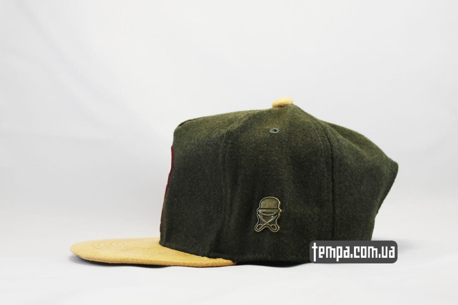 теплая бейсболка кепка snapback None Of your Business Cayler and Sons средний палец