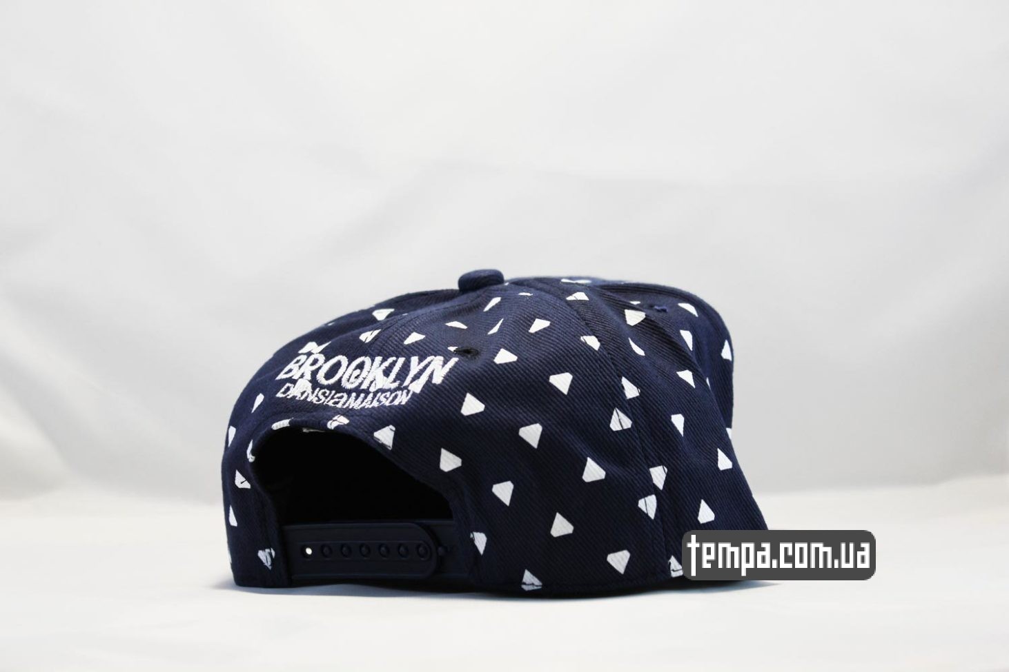 dans la maison In The House кепка snapback cayler and sons brooklyn eye глаза красные