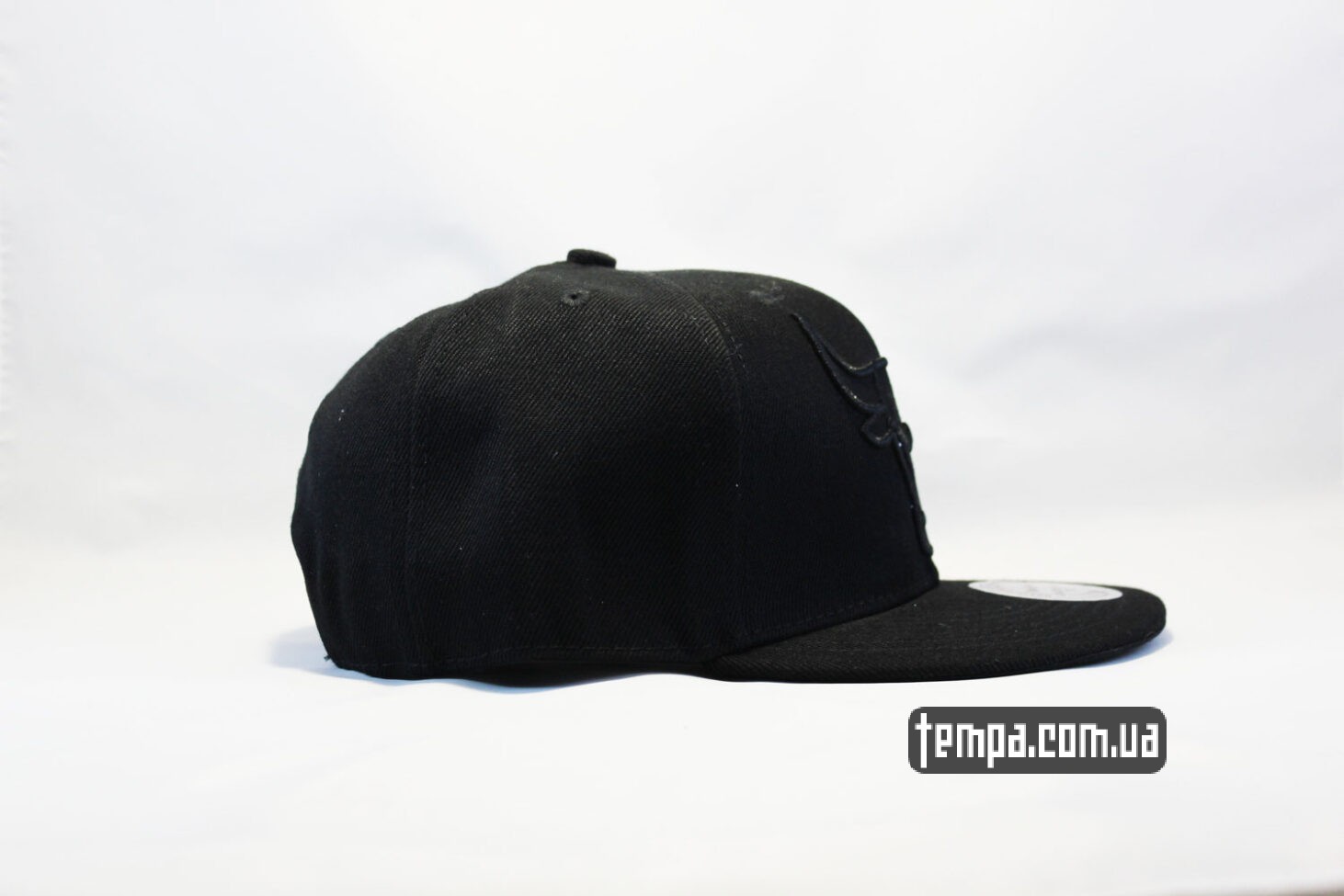 пустая черная однотонная кепка snapback Chicago Bulls black New Era черная с черным быком